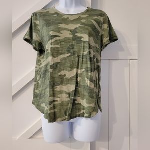 Old Navy Women's Green Camo Tee - Medium